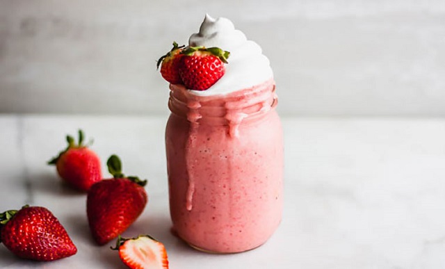 میلک شیک توت‌فرنگی